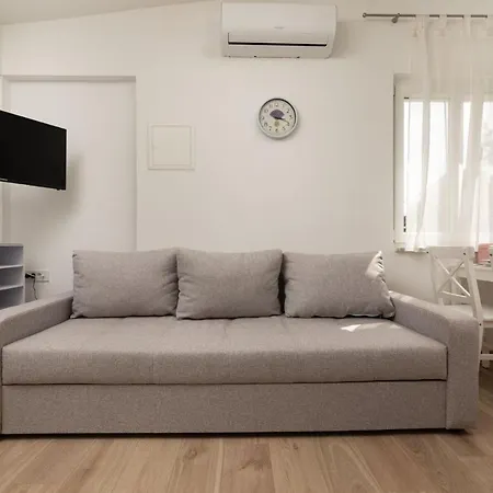 Danica By El-pi Tours Apartman