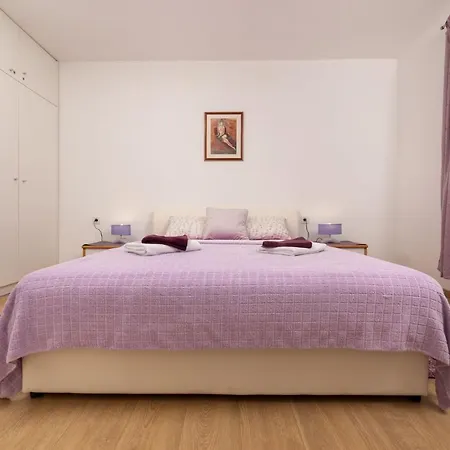 Danica By El-pi Tours ニヴィーチェ