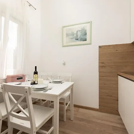 Danica By El-pi Tours ニヴィーチェ